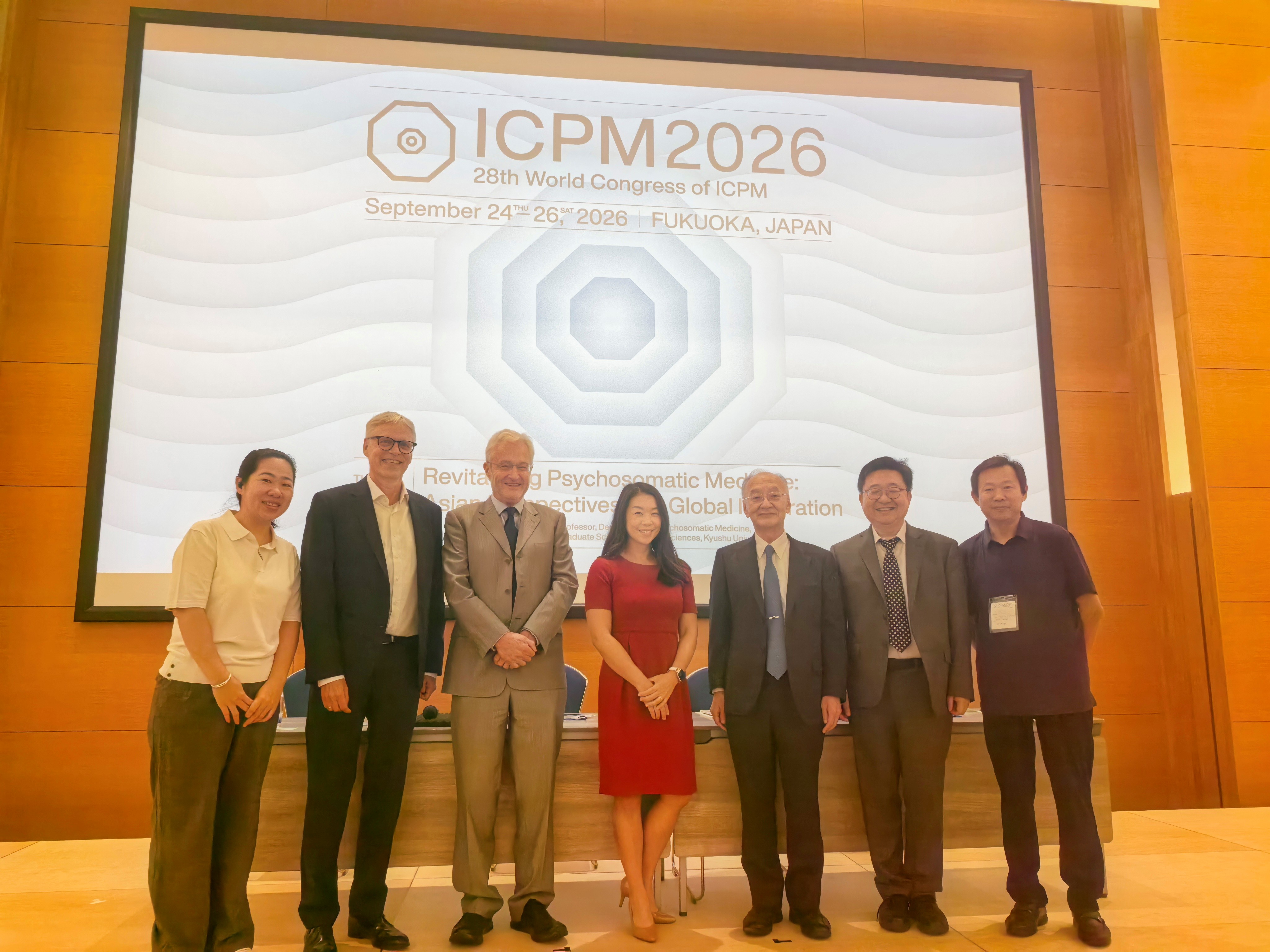 图为蒙医心身互动疗法现场参会代表与历届ICPM会议主席合影 。(主办方供图)